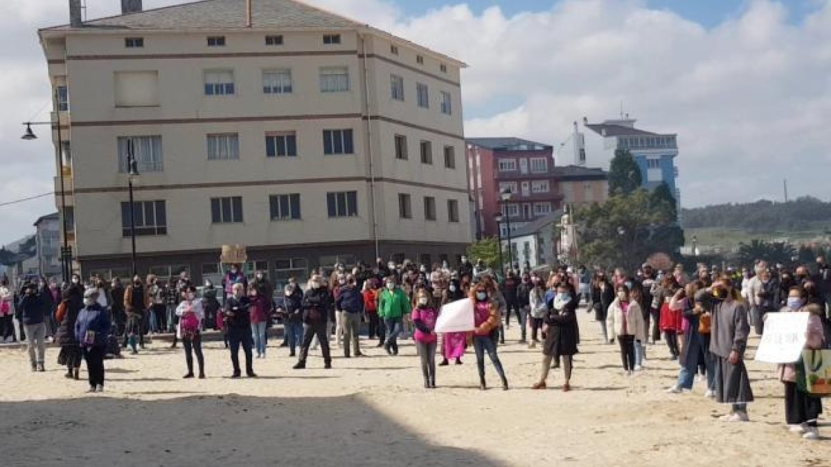 Graban a más de 80 mujeres meando en la calle durante las fiestas de Cervo y las cuelgan en webs porno