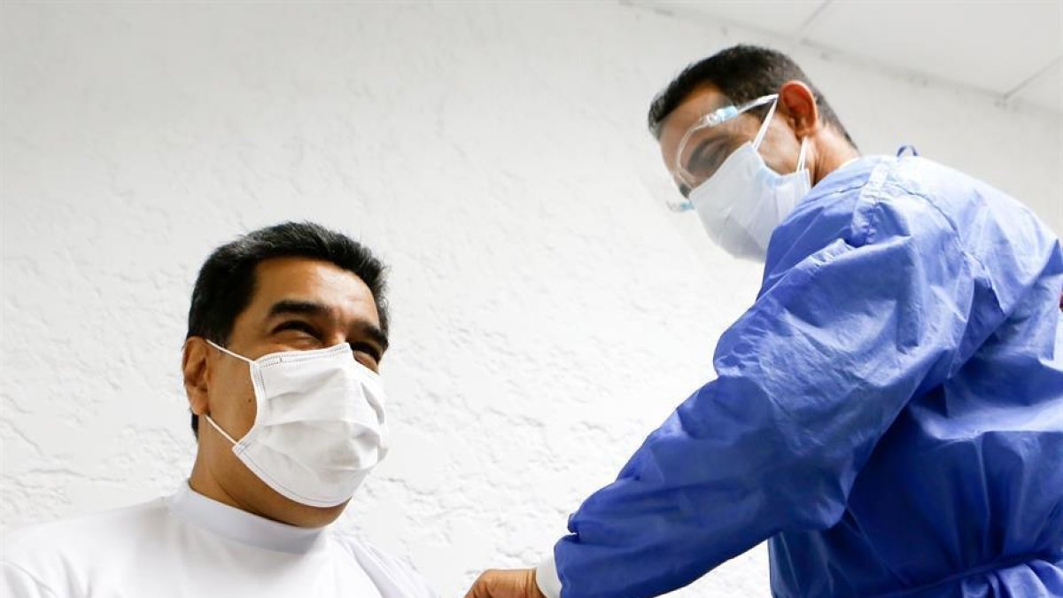 Nicolás Maduro rep la primera dosi de la vacuna rusa Sputnik V