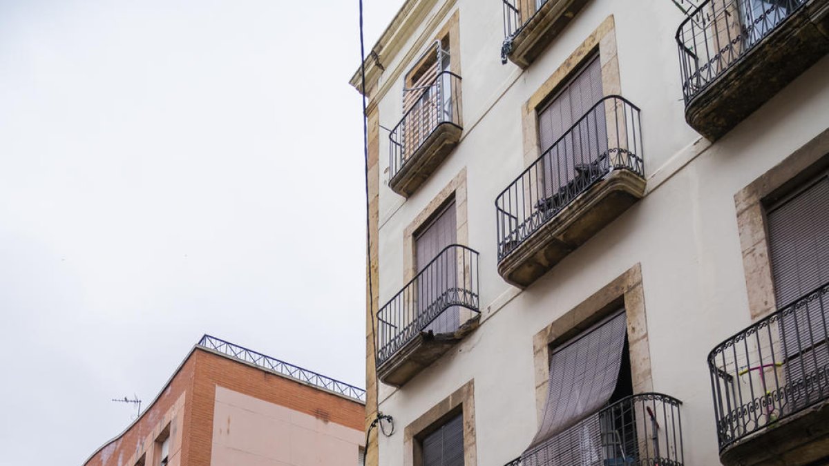 Guarida|Cubil parte de un balcón en la calle Misericòrdia de Tarragona