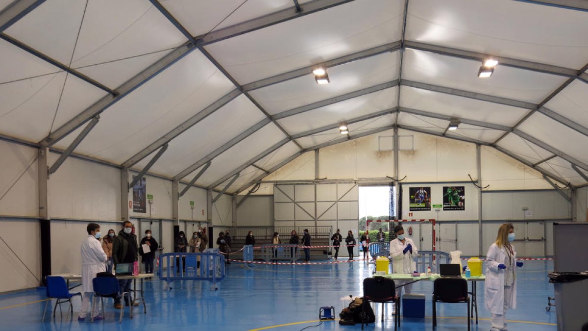 El Ayuntamiento de Cambrils abre un punto para pedir hora por|para la vacunación contra la covid-19