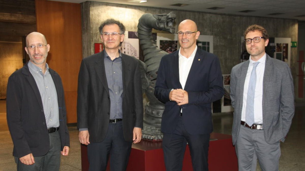 El consejero|conseller de Asuntos Exteriores, Raül Romeva, y el secretario general del Diplocat, Albert Royo, con los responsables de la UPF durante las jornadas sobre brexit y autodeterminación, el 29 de mayo (horizontal)