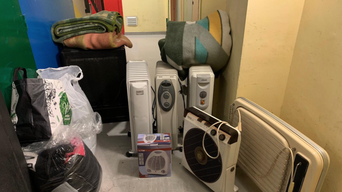 El Sindicato de Vivienda de Reus pide mantas y calefactores por|para el intenso frío