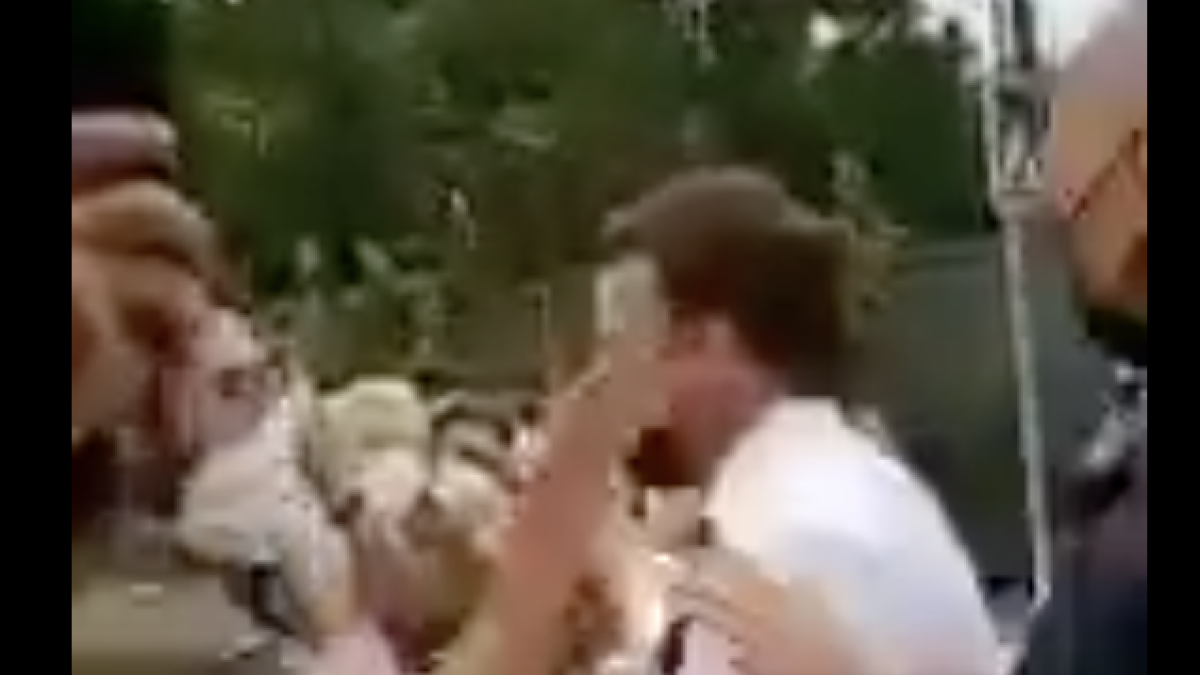 Macron és bufetejat per un home durant un viatge oficial