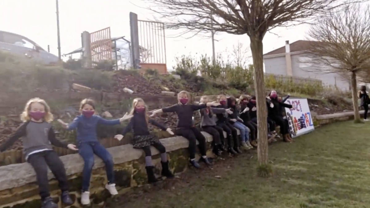 Una escola rural gallega celebra el Dia de la Pau interpretant Pau Donés amb llenguatge de signes