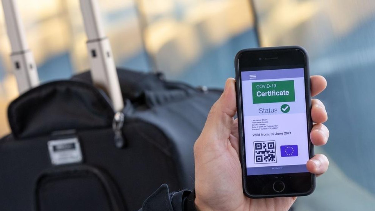 La Generalitat emet des d'aquest dimarts el certificat digital de covid per poder viatjar per Europa