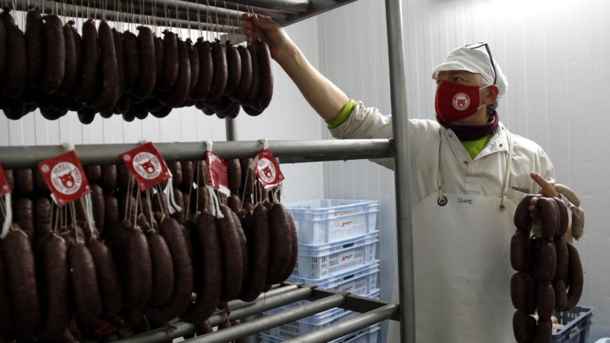Una fàbrica d'embotits artesans d'Alforja es fa un lloc als grans supermercats