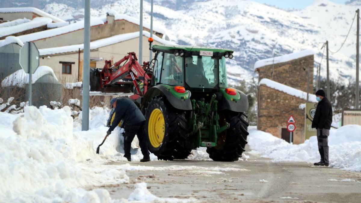 Escuelas cerradas, pistas de hielo|gel en las calles y transporte suspendido en la Terra Alta después del temporal