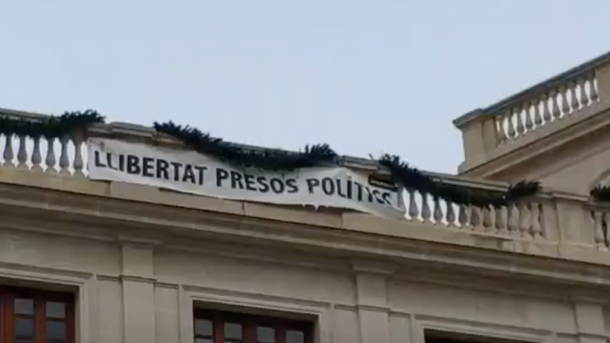 Cs reclama a la Junta Electoral la retirada de la pancarta de la fachada del Ayuntamiento de Reus