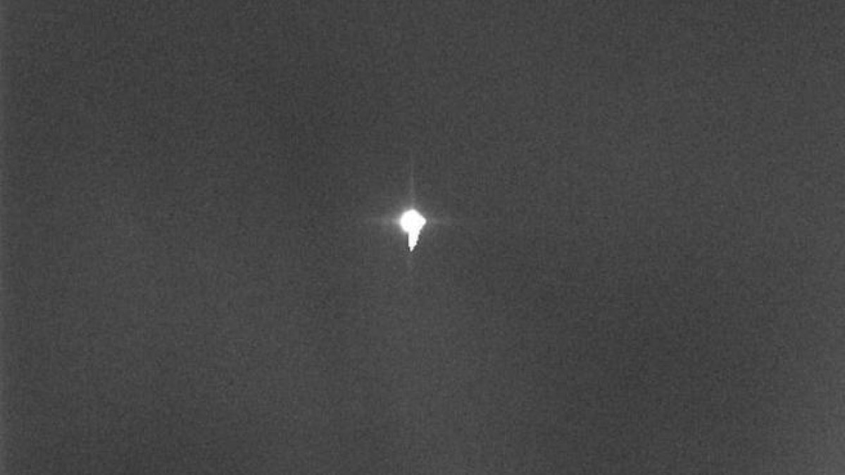 Los astrónomos captan una impactante imagen del cohete chino fuera de control