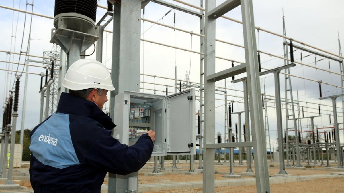 El precio de la luz vuelve a elevarse este lunes y el megavatio hora llegará a los 121,14 euros por la noche