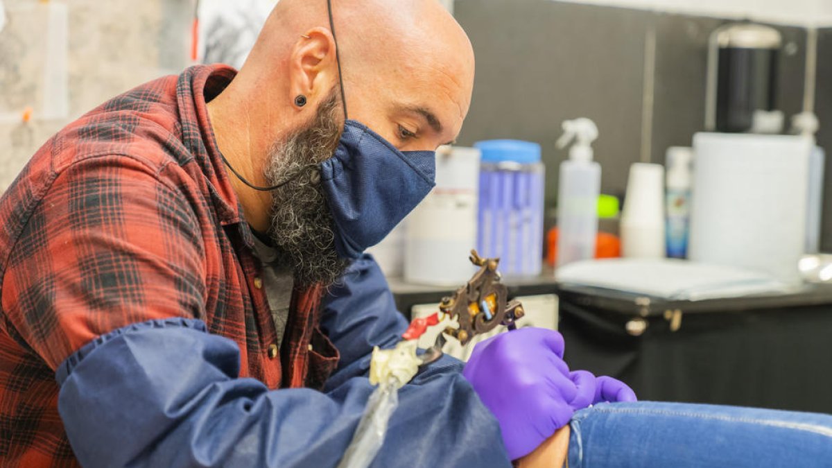 Los estudios de tatuajes de Tarragona, preocupados por no poder abrir los sábados