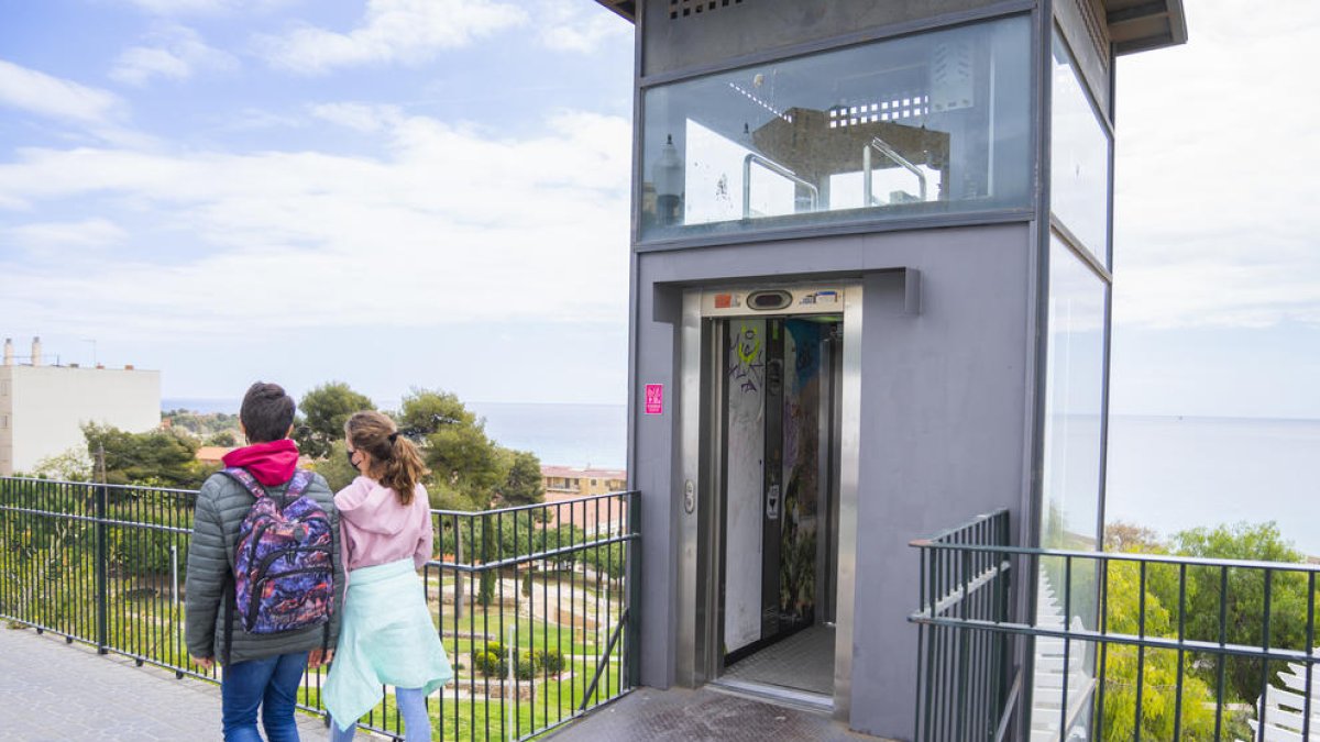 Arreglen l'ascensor de l'Amfiteatre