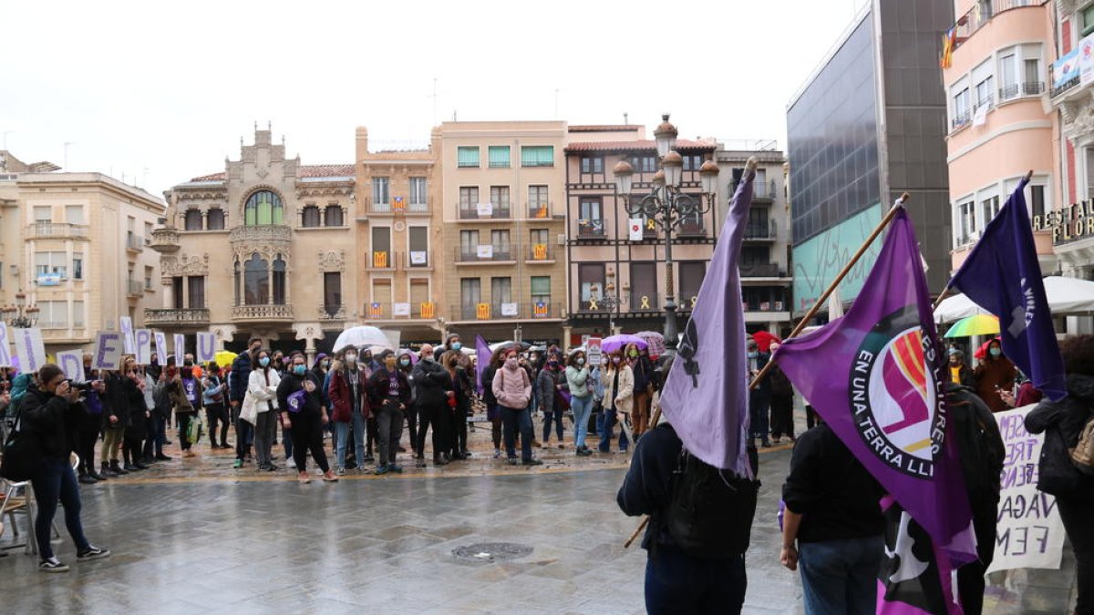 Cerca de 200 personas se concentran en la Mercadal de Reus por el 8-M
