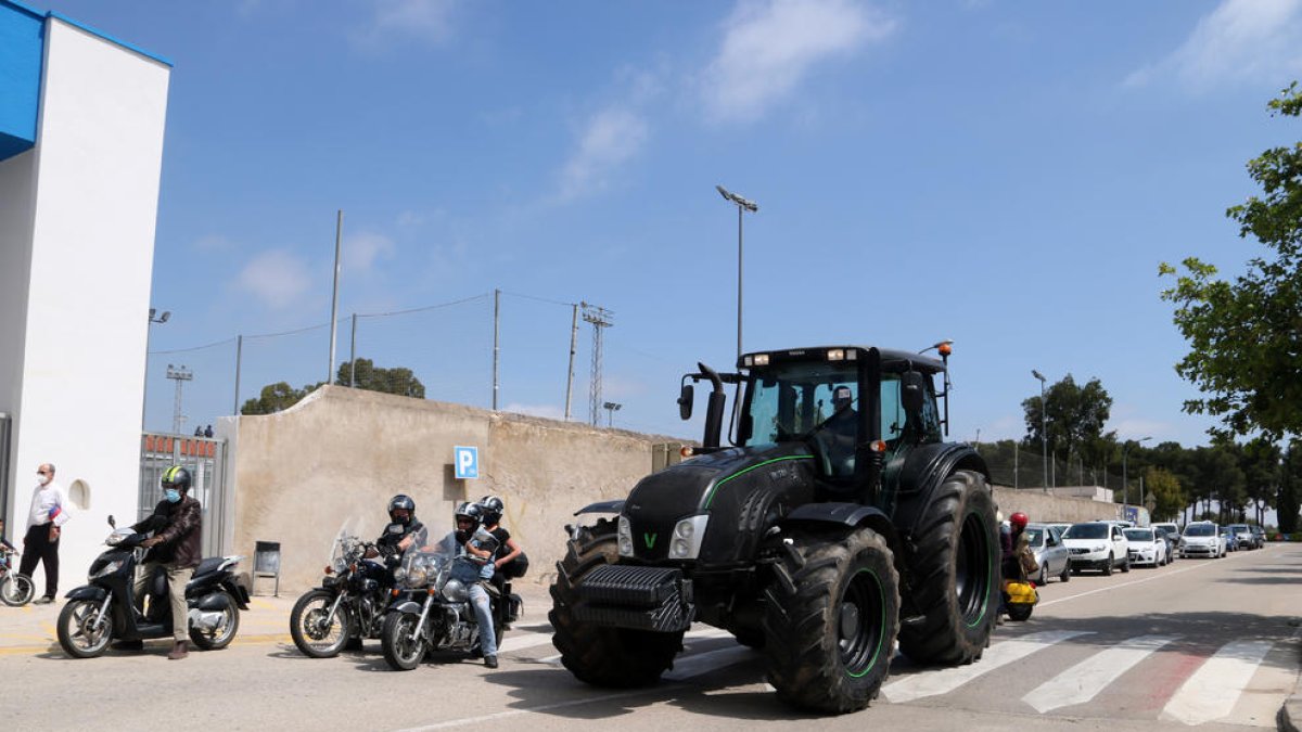 Una treintena de vehículos hacen una marcha lenta para denunciar el retraso por reformar la carretera de Poble Nou del Delta