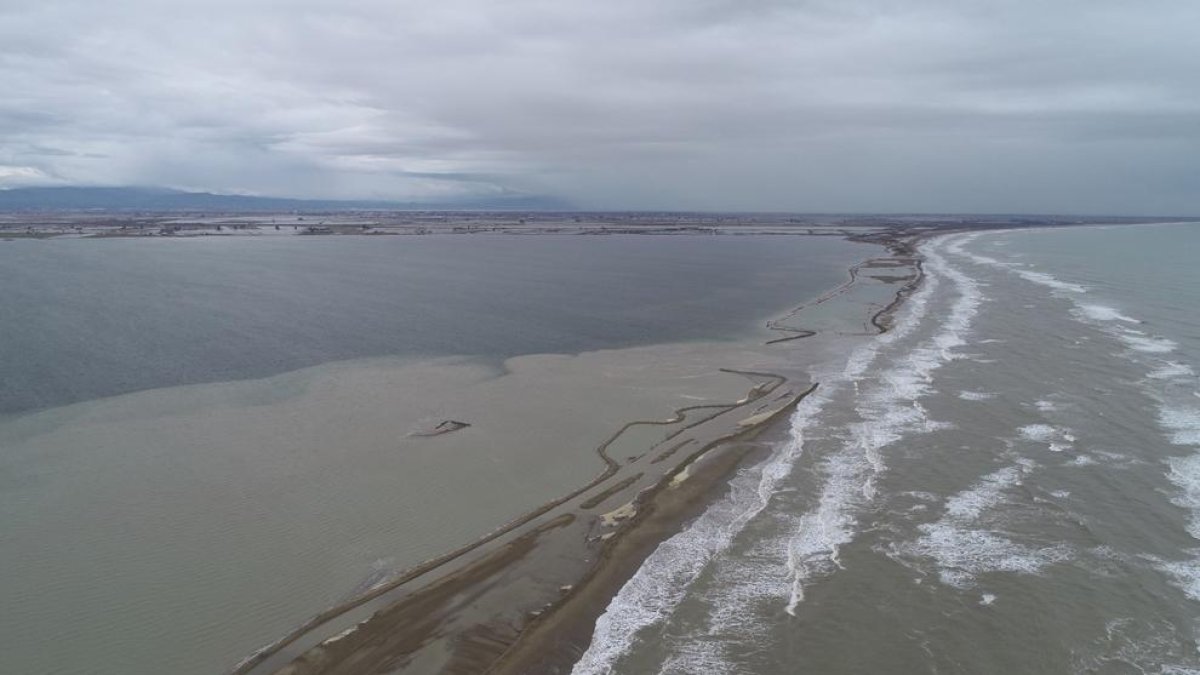 Nova reparació d'urgència de la barra del Trabucador, trencada pel temporal d'aquest cap de setmana
