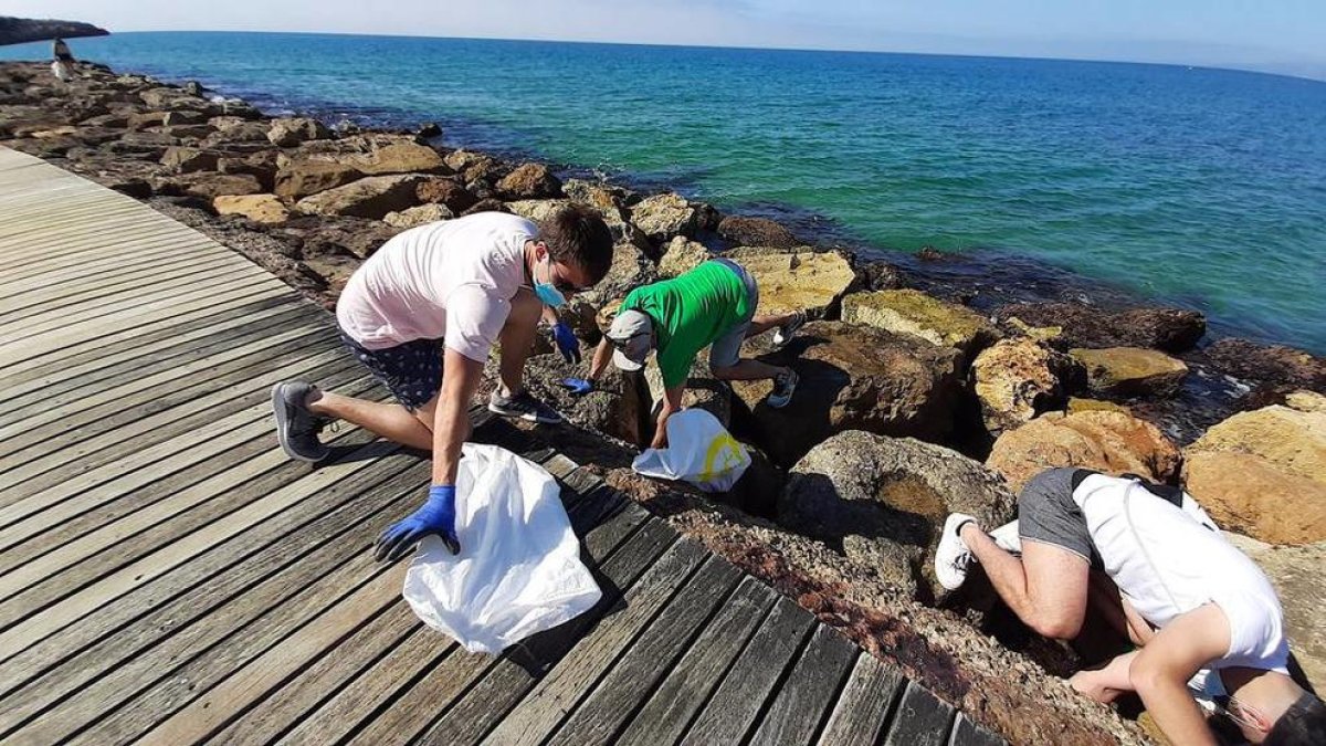 Jornada de limpieza de residuos en Salou en el marco de la semana «Let's Clean Up Europe 2021»