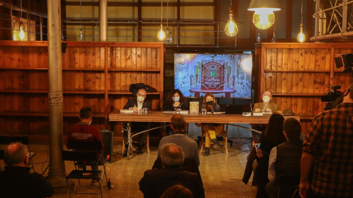 Un llibre recull prop de 600 edificis modernistes de 100 poblacions