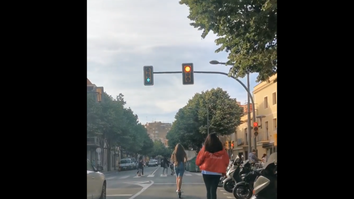 «¿Si las atropellan a quien es el culpable?» El vídeo de dos chicas en patinete que se saltan un semáforo en rojo en Reus