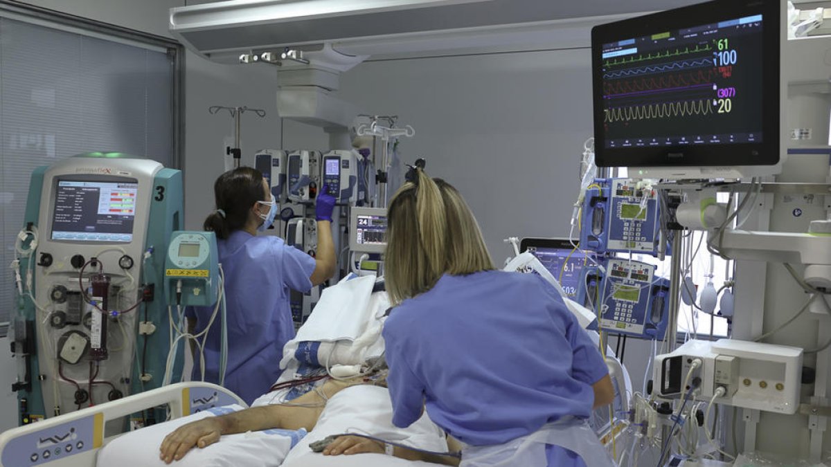 Más del 83% de las camas de UCI están ocupadas y algunos centros ya han empezado a desprogramar actividad