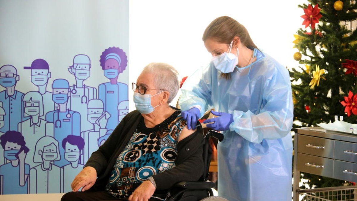 La vacunació contra la covid-19 es reprendrà finalment dimecres a Catalunya