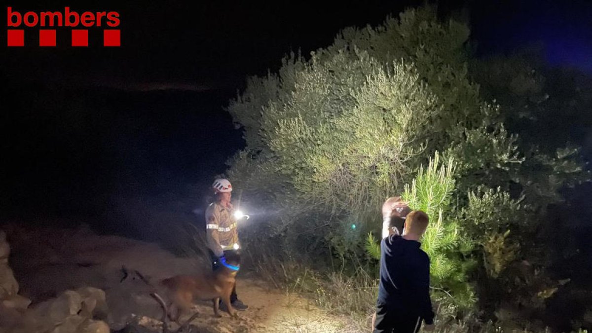 El equipo canino de búsqueda de los Bomberos rescata a un hombre que se había perdido en el Perelló durante la madrugada de este domingo