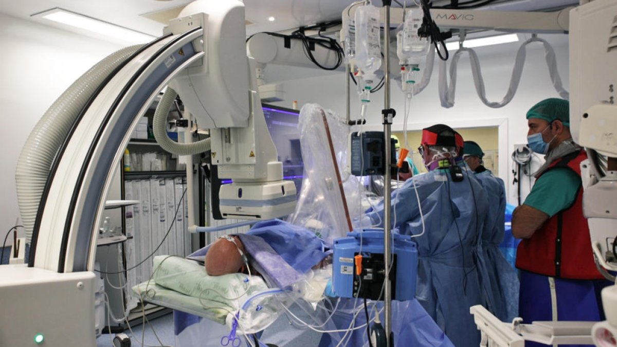 Bellvitge realiza una intervención pionera en el mundo en un corazón trasplantado