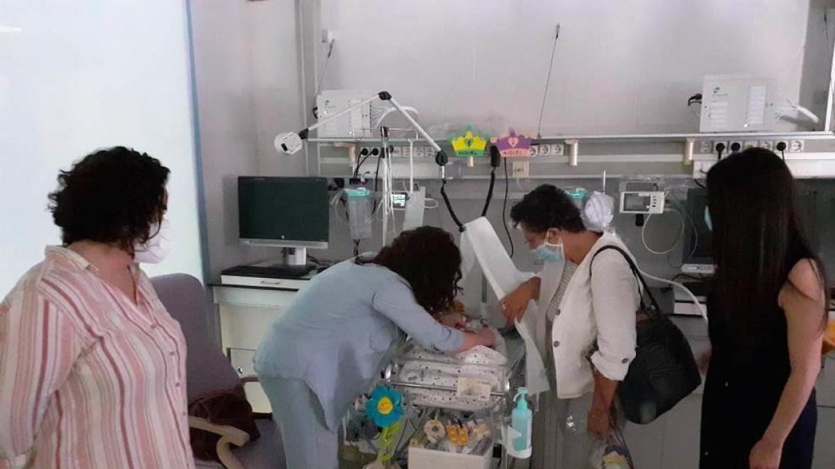 Las creadoras de 'Nube de Letras' visitan las UCI Neonatal y Pediátrica del Hospital Juan XXIII