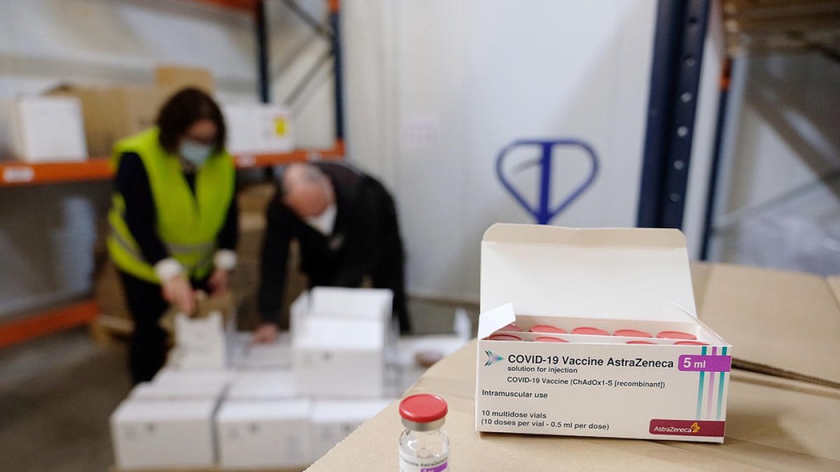 Farmacèutics, fisioterapeutes, funcionaris de presons i policies rebran la vacuna d'AstraZeneca