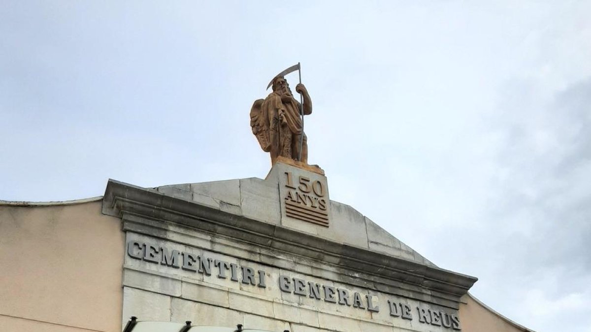 Els 150 anys, a la façana del Cementiri General de Reus