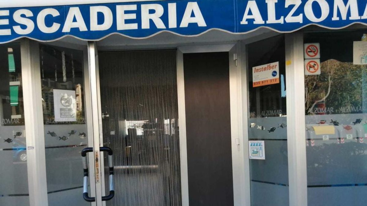 Roban la caja registradora de una pescadería de la Granja