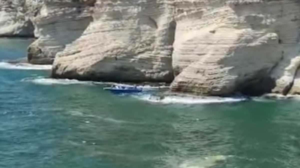 Mor en saltar d'un penya-segat i caure sobre un bot turístic