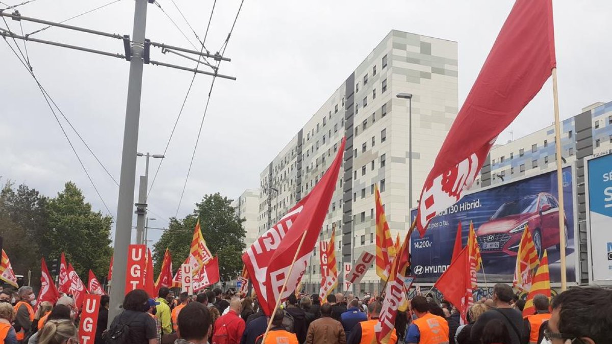 Concentració davant l'empresa de Cornellà on va morir el jove de Roda de Berà