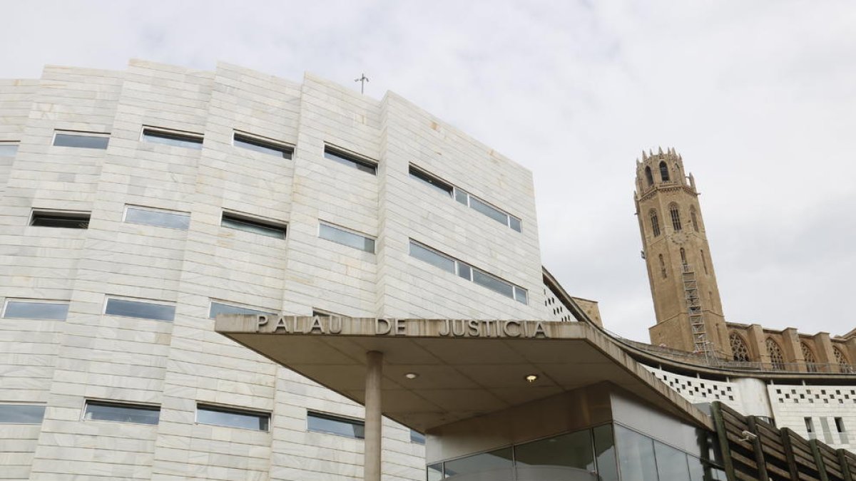 Los juzgados de Lérida, desde la entrada en la Audiencia, con la Seu Vella detrás.