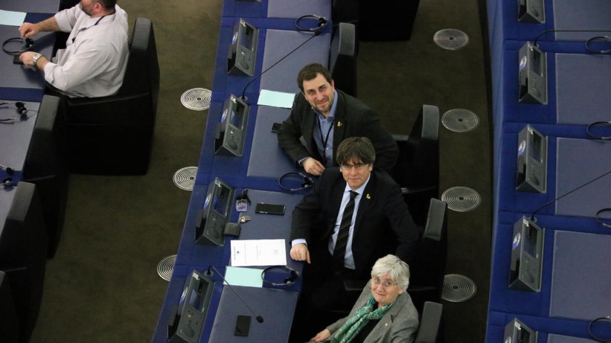 Aproven aixecar la immunitat parlamentària a Puigdemont, Comín i Ponsetí