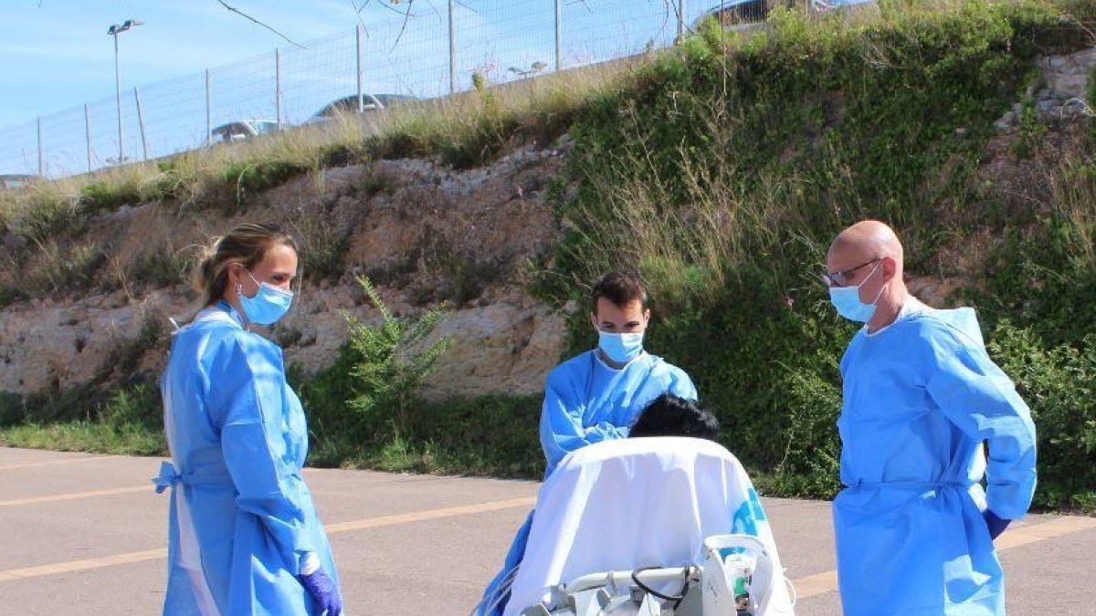 Personal del Joan XXIII treu a passejar una pacient de l'UCI per fer-li l'estança més suportable