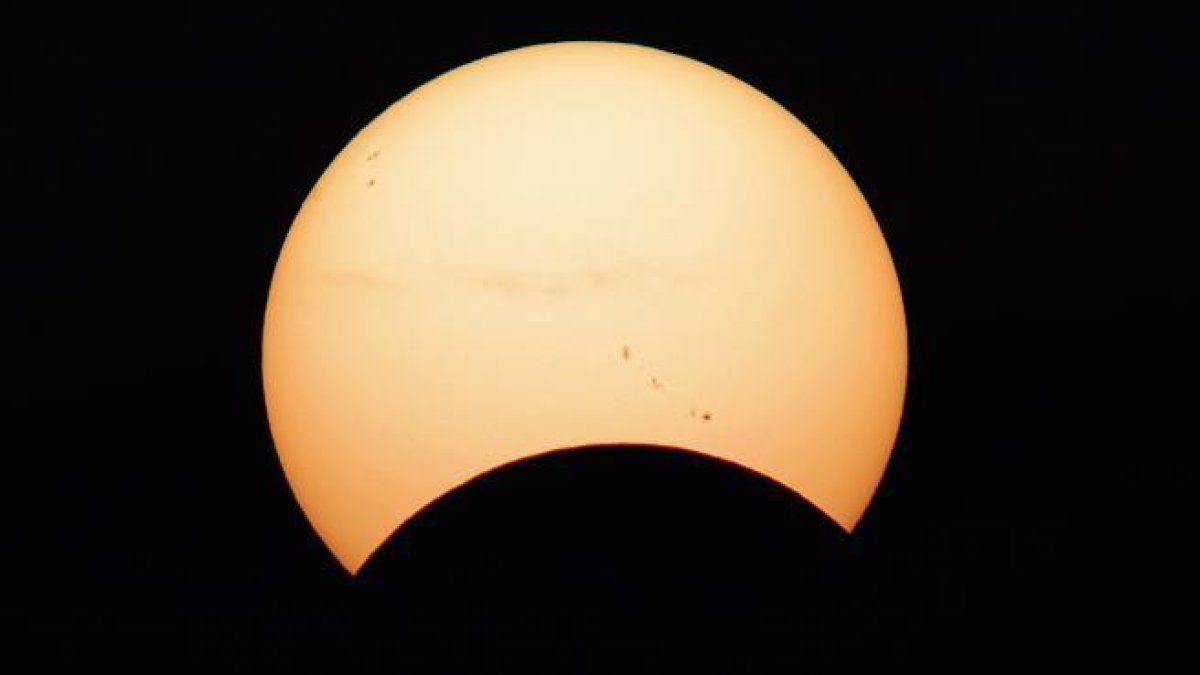 ¿Cómo y por qué se produce un eclipse solar?