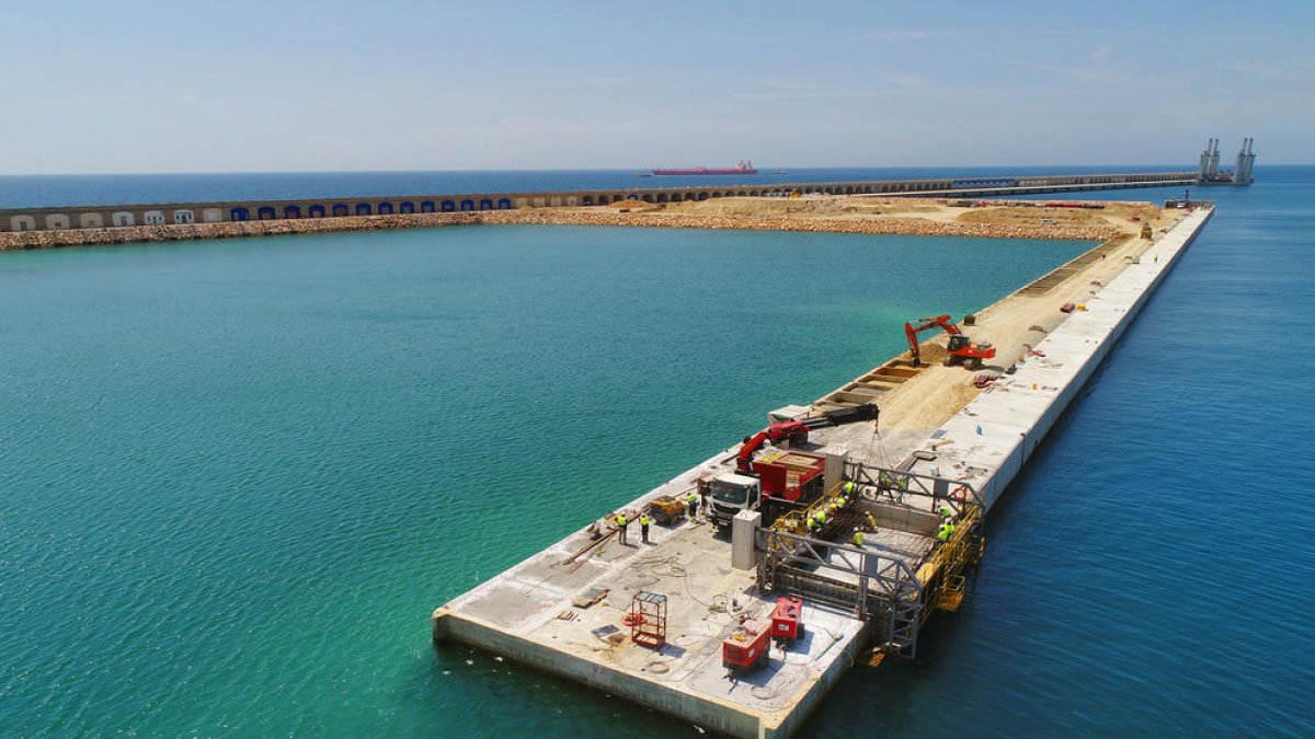 El Port Tarragona acaba els primers 460 metres de biga cantell del moll de Balears