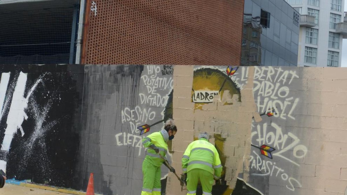 La Guàrdia Urbana de Barcelona fa esborrar un grafit a favor de Hasel que titllava Joan Carles I de 'xoriço'