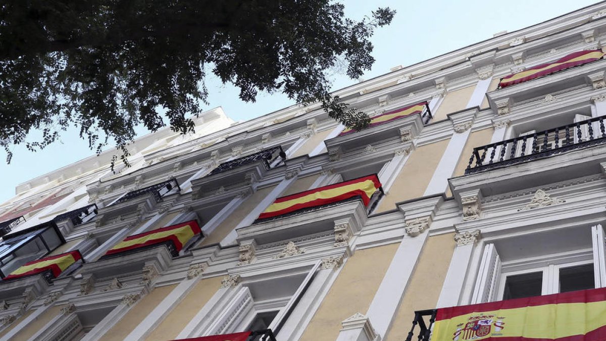 Madrid dedicarà més de 12.000 euros a recollir banderes espanyoles 'deteriorades' de balcons de veïns