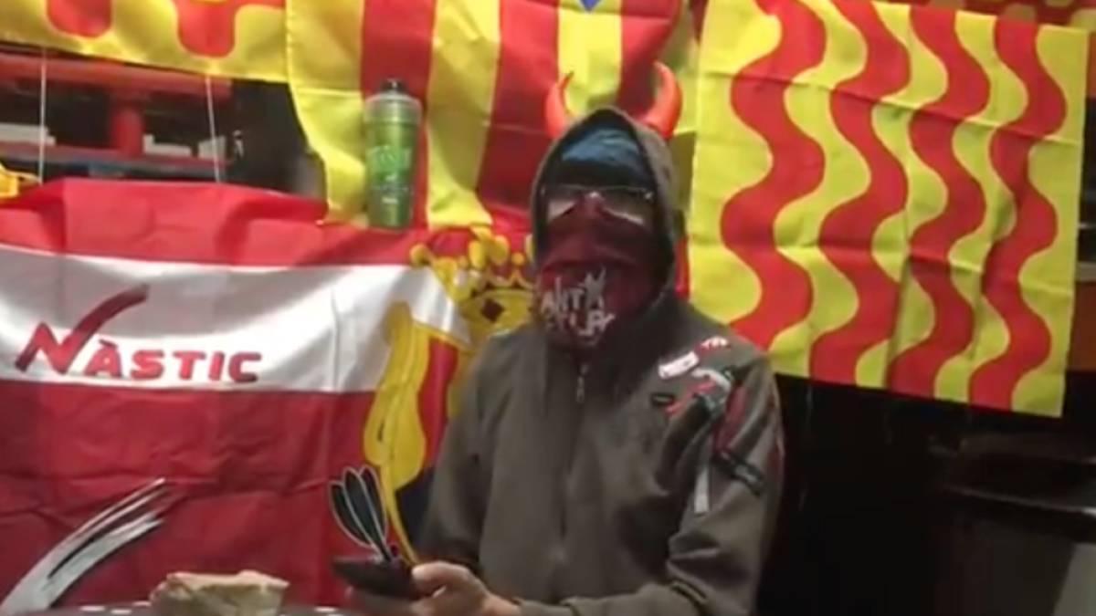 El caso del adoquín robado en Reus hace estallar la eterna guerra entre Tarragona y Reus en Twitter