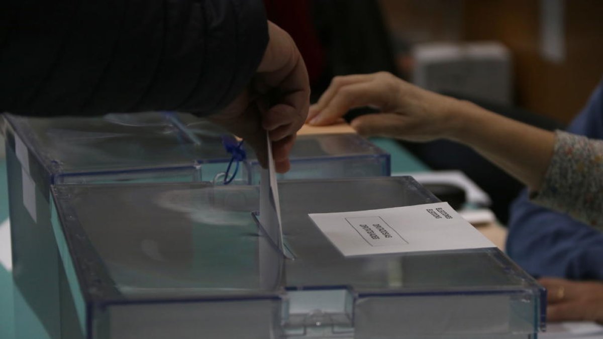urna, elecciones, papeleta, política, mesa electoral