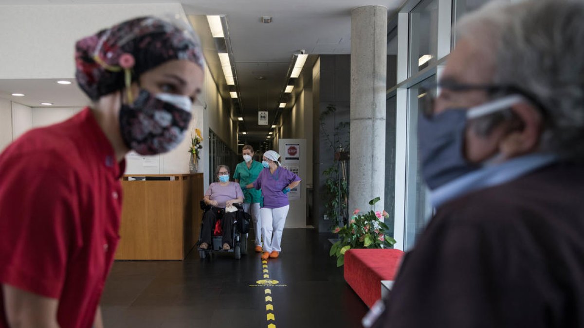 Reclaman que se ponga fin a las limitaciones «inhumanas» en el acceso de familiares en las residencias de personas mayores