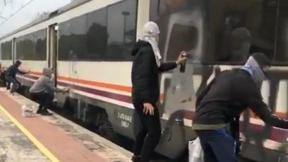 Detenidos dos jóvenes por hacer pintadas en varios vagones de tren en la Selva y colgarlo a las redes sociales