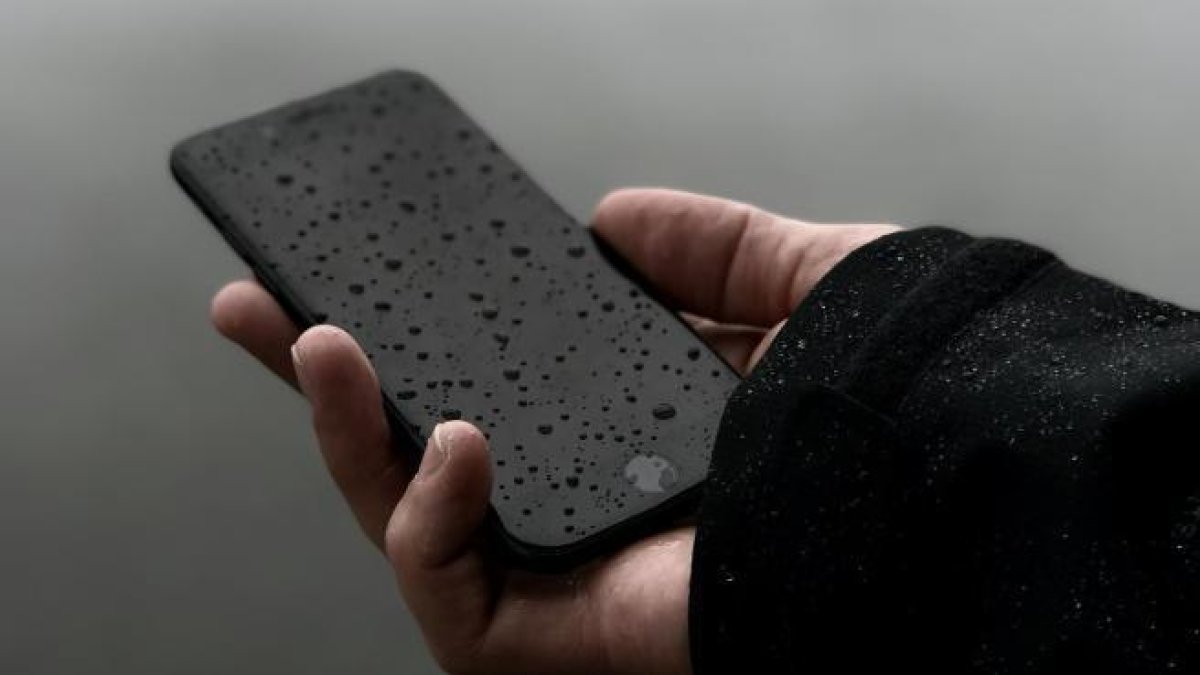 Com recuperar el telèfon mòbil si està mullat i no s'encén