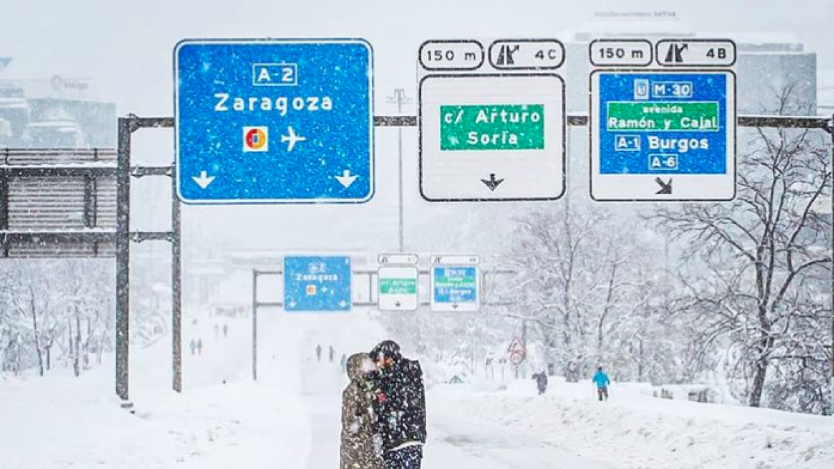 Una fotògrafa busca dos enamorats als que va fotografiar besant-se a l'autopista durant el temporal