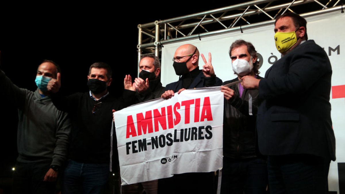 Los presos con el tercer grado suspendido hacen un llamamiento a la persistencia y a la unidad antes de regresar a Lledoners