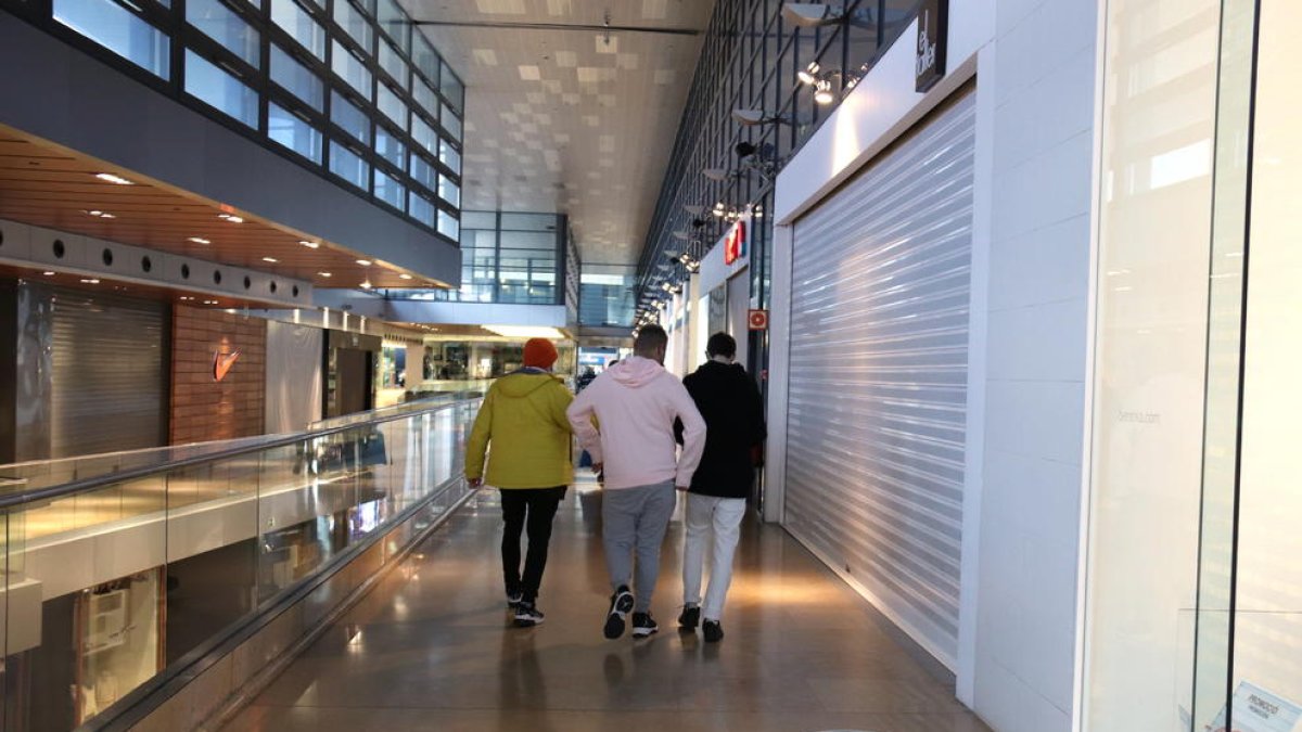 Las ventas en las grandes superficies caen un 18,7% interanual en noviembre