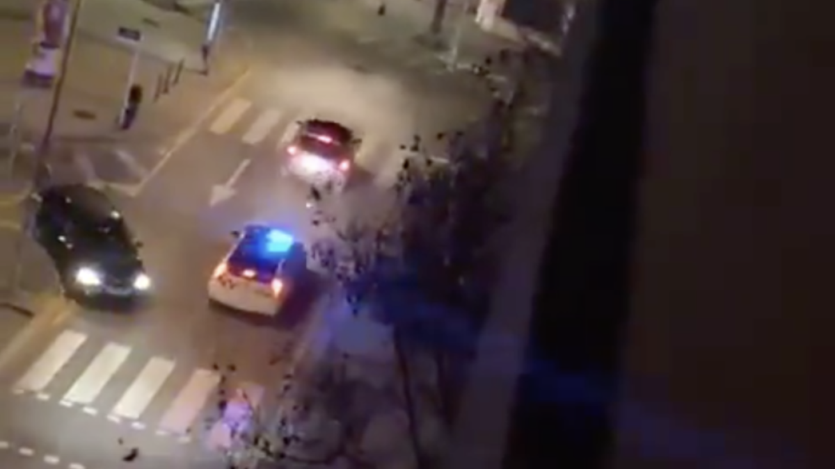 Persecución y rasgos|tiros en el aire disuasivos de la Policía Local de Viladecans durante la noche