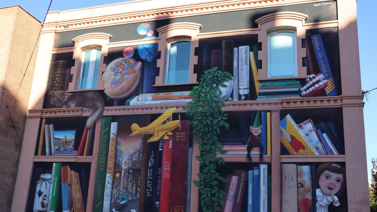 La Biblioteca Xavier Amorós llueix un gran mural a la façana lateral