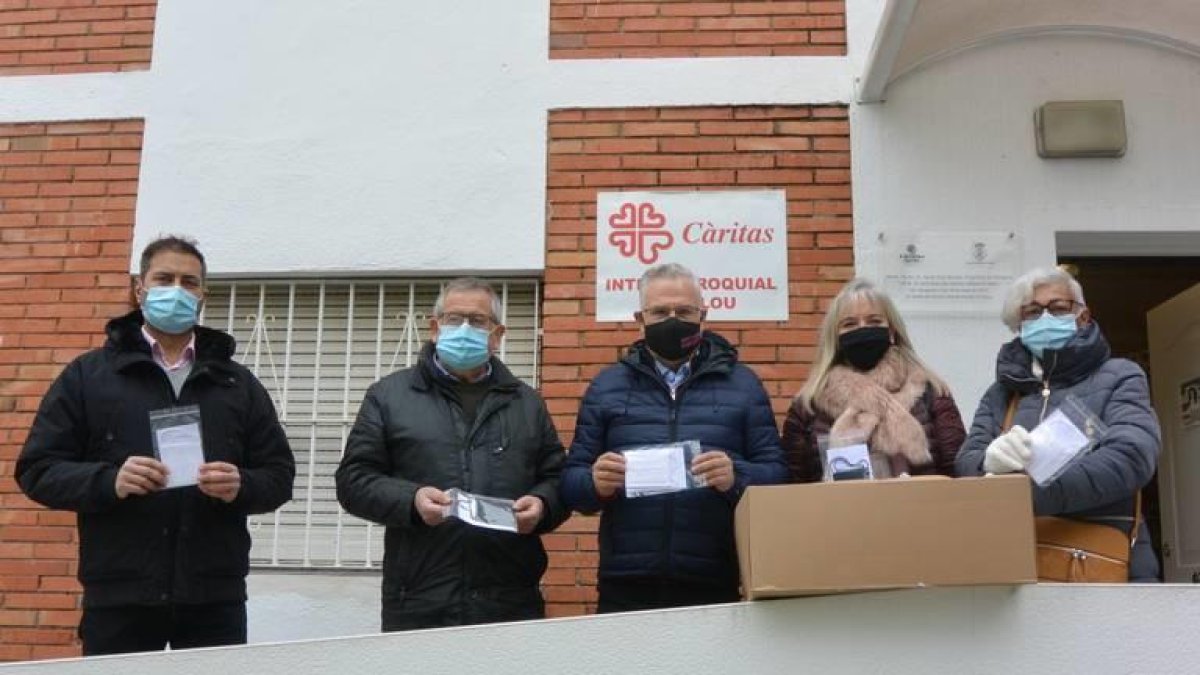 Salou fa una donació de 600 mascaretes confeccionades pel Grup de Dones a Càritas